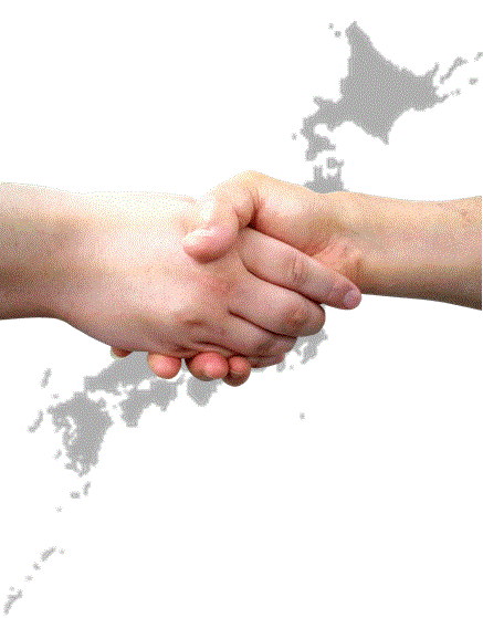 日本地図をバックに握手をしている画像